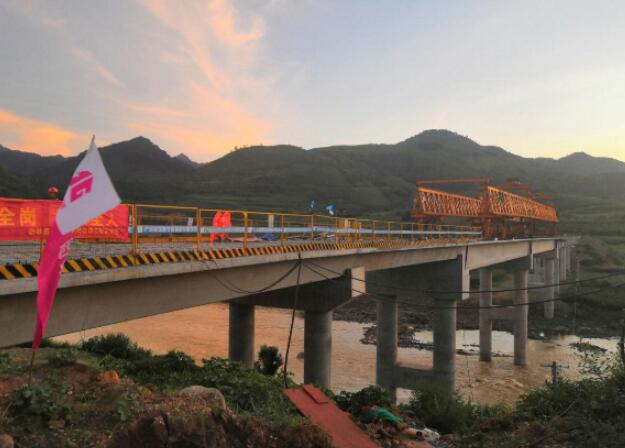 [广西]田那路定安大桥顺利完成架梁施工 沥青网，sinoasphalt.com