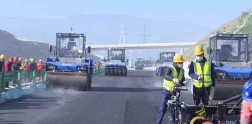 世界第一：无人驾驶北斗导航云南省昌保高速公路沥青摊铺 沥青网，sinoasphalt.com