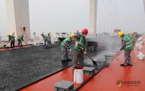 南京环湖线花山大桥顺利完成沥青摊铺 沥青网，sinoasphalt.com