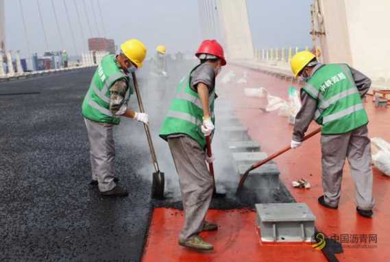 南京环湖线花山大桥顺利完成沥青摊铺 沥青网，sinoasphalt.com