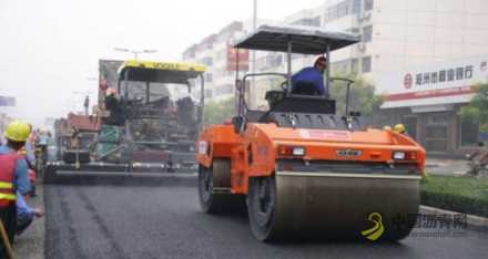 沥青路面施工时为什么要用胶轮压路机? 沥青网,sinoasphalt.com